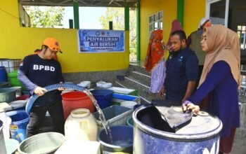 Gubernur Andi Sudirman Menyalurkan 403.000 Liter Air Bersih untuk 4.936 KK di Makassar 4 Gubernur Andi Sudirman Menyalurkan 403.000 Liter Air Bersih untuk 4.936 KK di Makassar