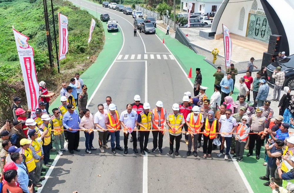 Gubernur Andi Sudirman Resmikan Jalan Paleteang–Malimpung–Kabere, Hubungkan Empat Kabupaten dan Layani Sekitar 800 Ribu Warga 1 Gubernur Andi Sudirman Resmikan Jalan Paleteang–Malimpung–Kabere, Hubungkan Empat Kabupaten dan Layani Sekitar 800 Ribu Warga