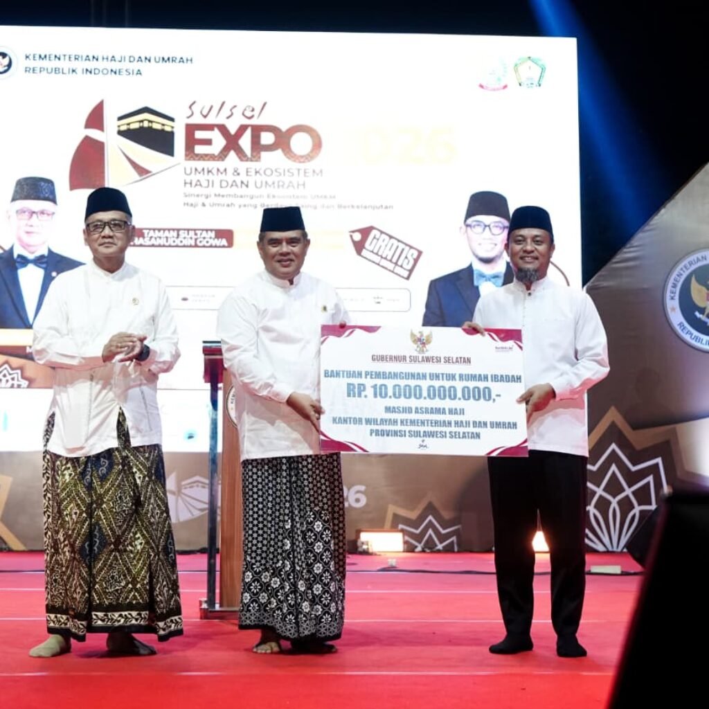 Gubernur Sulsel Menyerahkan Rp10 Miliar untuk Pembangunan Masjid Asrama Haji