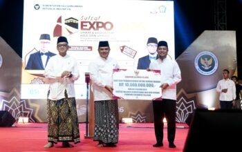 Gubernur Sulsel Menyerahkan Rp10 Miliar untuk Pembangunan Masjid Asrama Haji 6 Gubernur Sulsel Menyerahkan Rp10 Miliar untuk Pembangunan Masjid Asrama Haji
