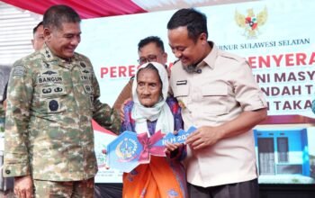 Gubernur Sulsel Serahkan Bantuan Rumah Layak Huni untuk 40 Keluarga di Takalar 5 Gubernur Sulsel Serahkan Bantuan Rumah Layak Huni untuk 40 Keluarga di Takalar