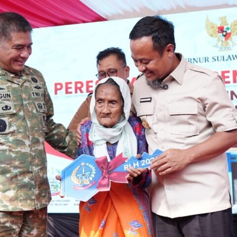 Gubernur Sulsel Serahkan Bantuan Rumah Layak Huni untuk 40 Keluarga di Takalar