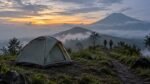 Ilustrasi tenda dan pendaki di kawasan pegunungan