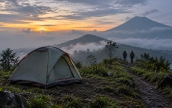 Balita Menangis di Tenda Gunung Prau, Pendaki Lain Datang Menolong 8 Ilustrasi tenda dan pendaki di kawasan pegunungan