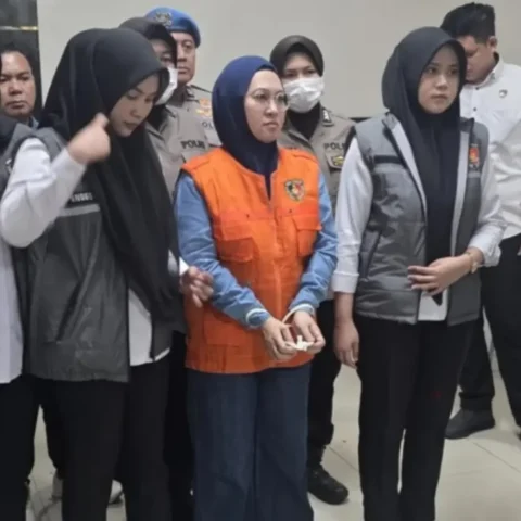 Jejak Kasus Husniah Talenrang, dari Izin Perumahan hingga Aset Rp5,58 Miliar Disita 10 Sitti Husniah Talenrang mengenakan rompi oranye saat dikawal petugas di Polda Sulsel
