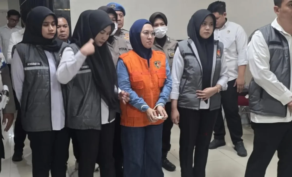 Jejak Kasus Husniah Talenrang, dari Izin Perumahan hingga Aset Rp5,58 Miliar Disita 1 Sitti Husniah Talenrang mengenakan rompi oranye saat dikawal petugas di Polda Sulsel