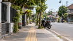 Ilustrasi sepeda motor di tepi jalan