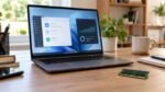 Laptop tanpa merek dengan antarmuka sistem abstrak dan modul memori