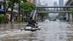 Pria Thailand Dihukum setelah Naik Jet Ski di Jalan Banjir Bangkok