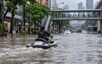 Ilustrasi seorang pria mengendarai jet ski di jalan yang terendam banjir di Bangkok