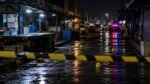 Ilustrasi garis polisi dan kendaraan petugas pada malam hari