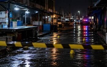 Polisi Amankan Pria terkait Penikaman Mandor di Makassar 5 Ilustrasi garis polisi dan kendaraan petugas pada malam hari