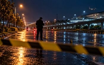 Ilustrasi polisi menyelidiki penyerangan di jalan pada malam hari