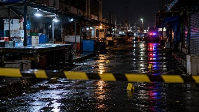 Polisi Dalami Motif Pembunuhan Ibu dan Anak di Madiun 1 Ilustrasi garis polisi dan kendaraan petugas pada malam hari