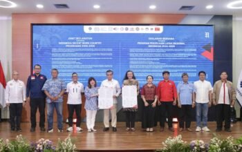 Perwakilan pemerintah pengusaha pekerja dan ILO menandatangani Program Pekerjaan Layak Nasional