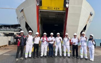 Kemenhub Periksa Kelaikan 2.140 Kapal Jelang Nataru 6 Petugas Kementerian Perhubungan memeriksa kelaikan kapal penumpang