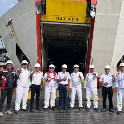 Kemenhub Periksa Kelaikan 2.140 Kapal Jelang Nataru 12 Petugas Kementerian Perhubungan memeriksa kelaikan kapal penumpang