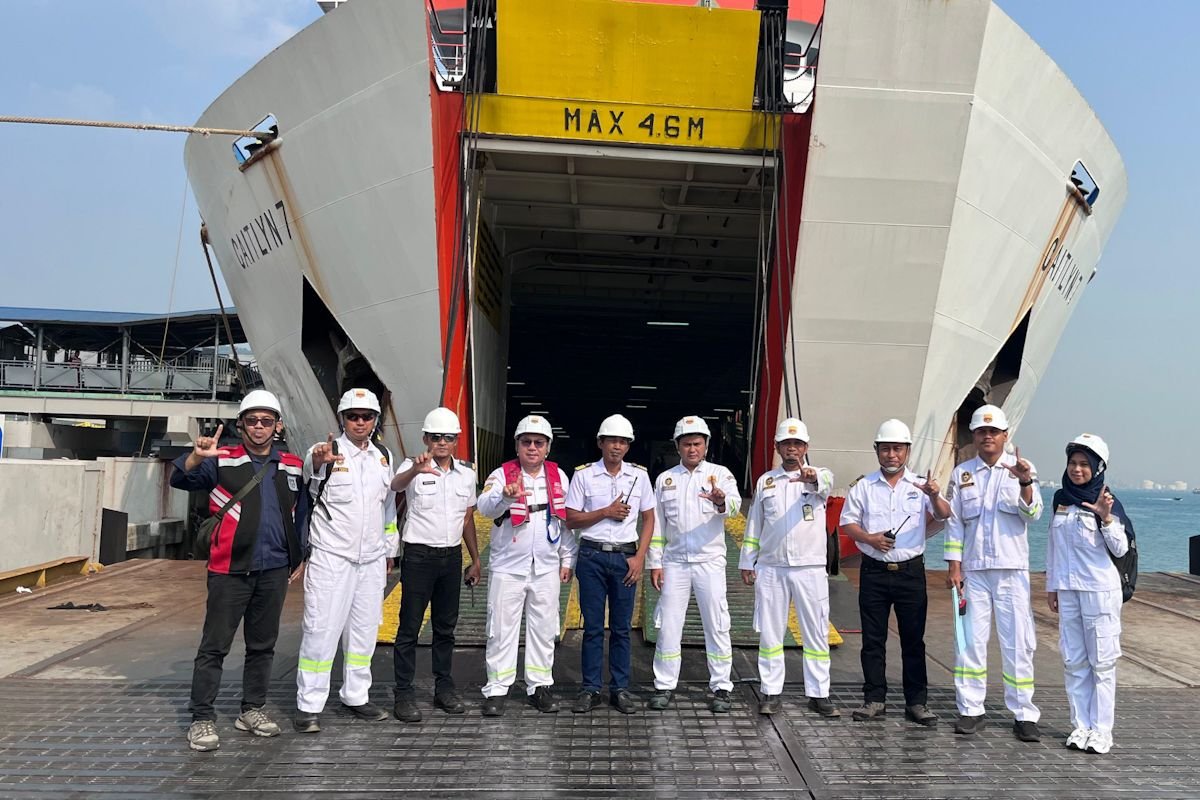 Kemenhub Periksa Kelaikan 2.140 Kapal Jelang Nataru 1 Petugas Kementerian Perhubungan memeriksa kelaikan kapal penumpang