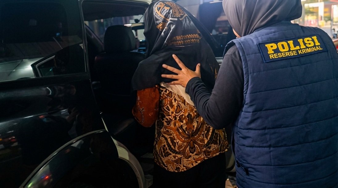 Kepala Puskesmas Robatal Diamankan Polisi Usai Digerebek Suami Staf di Ruang Kerja 1 Kepala Puskesmas Robatal Diamankan Polisi Usai Digerebek Suami Staf di Ruang Kerja