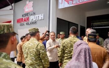 10.070 Kopdes Merah Putih Beroperasi, Transaksi Rp208,64 Miliar 4 Dokumentasi Menteri Koperasi Ferry Juliantono di Koperasi Merah Putih Desa Nglawak