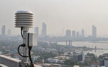 PM2.5 Makassar Turun ke 76,5 µg/m³, Masih Tidak Sehat 5 Alat pemantau PM2.5 dengan latar udara berkabut di Makassar