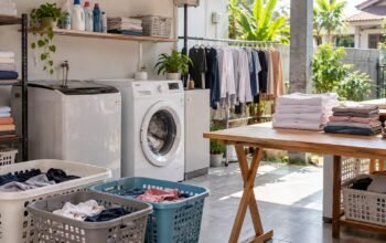 Area usaha laundry rumahan dengan mesin cuci dan meja lipat