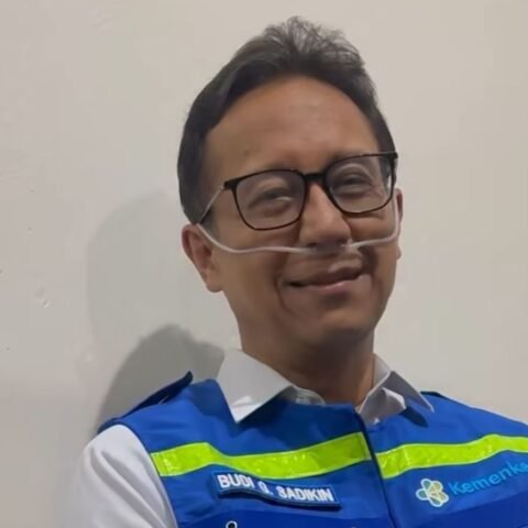 Menkes Budi Klarifikasi Foto Pakai Oksigen di Kalteng: Bukan Sesak Napas, Cuma Coba Fasilitas