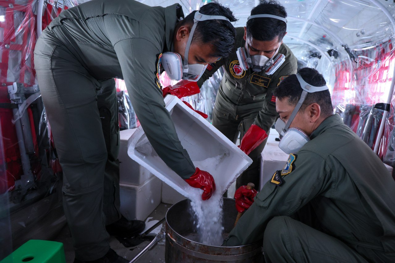OMC Sumsel Diperpanjang hingga 5 November, BMKG Catat 18 Sorti Penyemaian 1 Petugas menyiapkan bahan penyemaian untuk operasi modifikasi cuaca penanganan karhutla