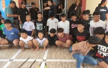Akmal Tewas Diserang Geng Motor Dekat Bandara, 20 Orang Diamankan 5 Sejumlah remaja berada di kantor polisi dalam dokumentasi pemeriksaan kasus penyerangan di Biringkanaya
