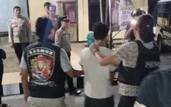 Pengantin Baru di Takalar Diduga Ditikam Suami, Polisi Tangkap Pelaku Kurang dari Sejam 2 Polisi mengamankan terduga pelaku penikaman istri di Takalar