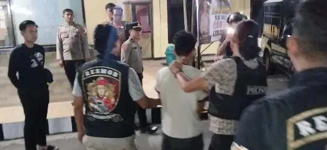 Pengantin Baru di Takalar Diduga Ditikam Suami, Polisi Tangkap Pelaku Kurang dari Sejam 1 Polisi mengamankan terduga pelaku penikaman istri di Takalar