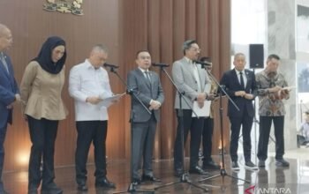 Sufmi Dasco Ahmad bersama perwakilan pemerintah mengumumkan Perpres perlindungan ojol