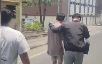 Polisi Polda Sulsel Tangkap Terduga Pelaku Phishing WhatsApp, Korban Rugi Rp50 Juta 6 Polisi Polda Sulsel Tangkap Terduga Pelaku Phishing WhatsApp, Korban Rugi Rp50 Juta