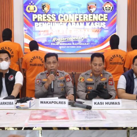 Polres Sidrap Tangkap Penipu Asmara yang Rugikan 11 Korban Ratusan Juta 12 Konferensi pers Polres Sidrap terkait kasus penipuan bermodus asmara