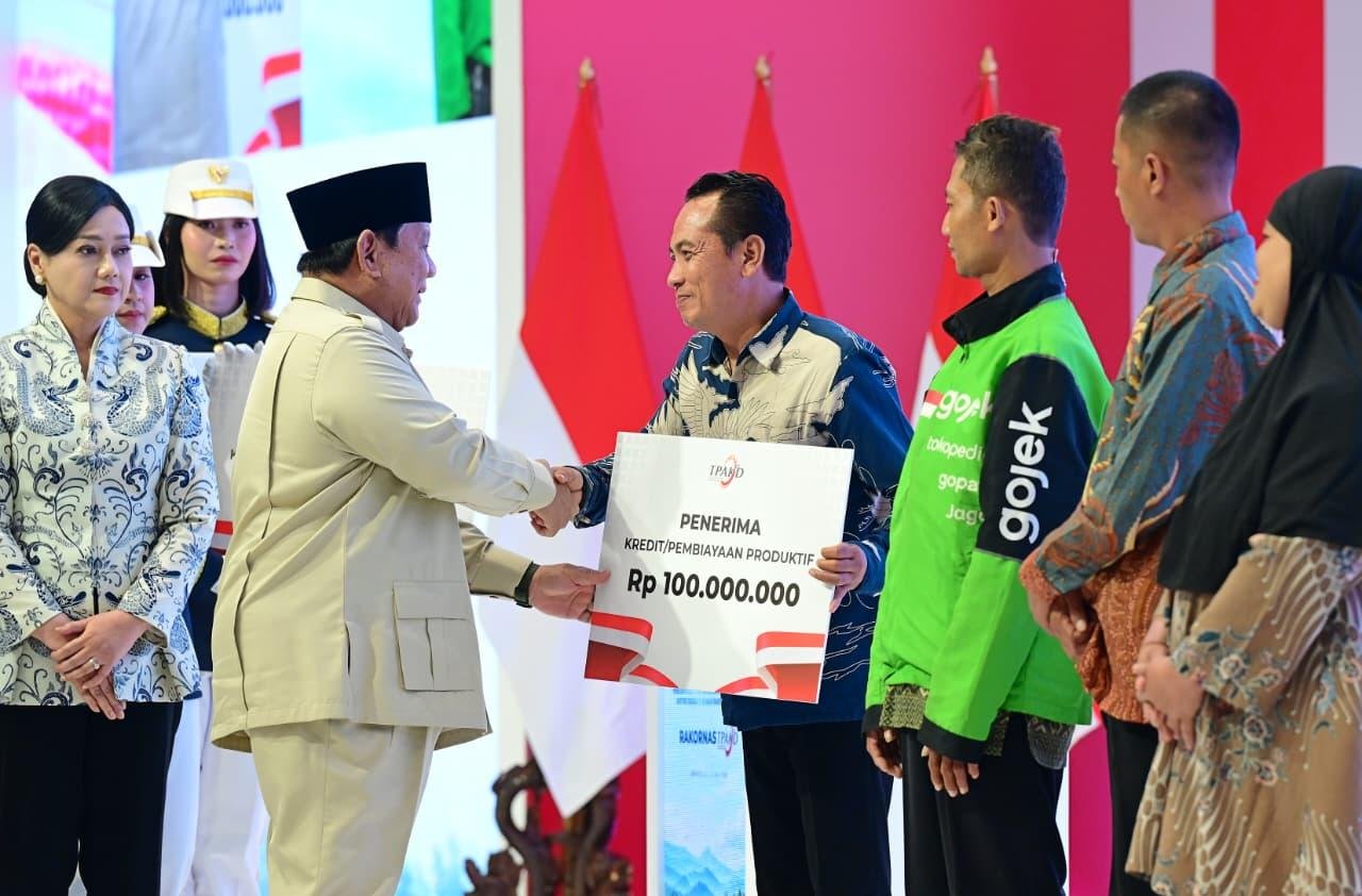 Prabowo Bidik Kredit Rakyat Rp400 Triliun pada 2027, Sasar Petani dan Nelayan 1 Presiden Prabowo Subianto berpidato pada Rakornas TPAKD di JIEXPO Kemayoran, 22 Oktober 2026