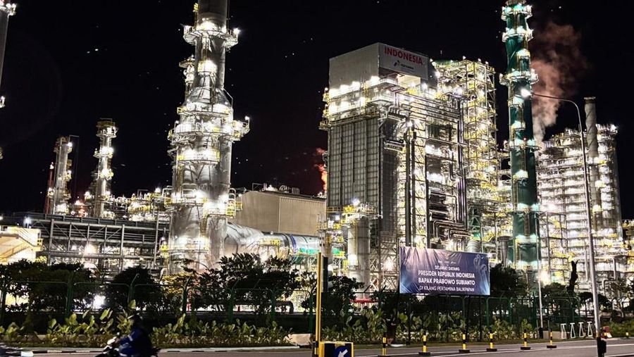 RDMP Balikpapan Capai 99 Persen, Bahlil Sebut Masih Ada Penyesuaian Teknis 1 Bahlil Lahadalia meninjau fasilitas Kilang Balikpapan bersama jajaran terkait