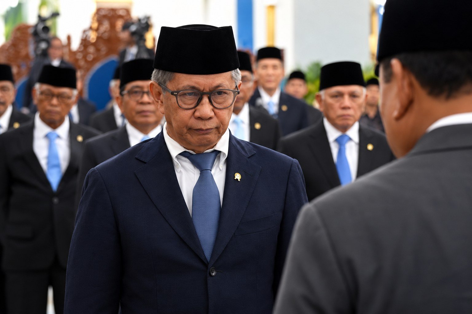 Rocky Gerung Tanggapi Kritik Jadi Wantimpres: Tunggu 10 Tahun Lagi 1 Rocky Gerung mengenakan peci hitam dan jas dalam acara resmi
