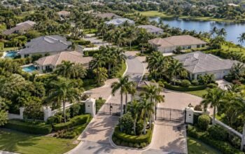 Larry Ellison Dilaporkan Membeli Delapan Rumah di Florida untuk Staf 5 Ilustrasi sejumlah rumah dalam kompleks permukiman berpagar di Florida