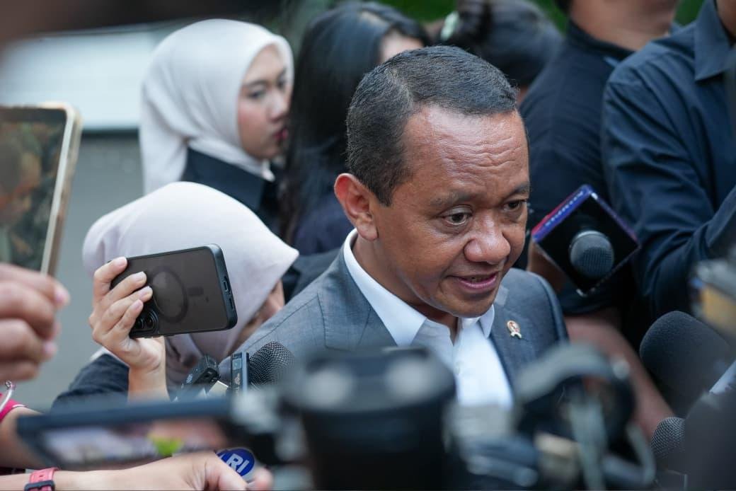 Stok BBM 16–18 Hari, Bahlil Minta Pertamina Tambah Kapal 1 Dokumentasi Bahlil Lahadalia memberikan keterangan kepada wartawan