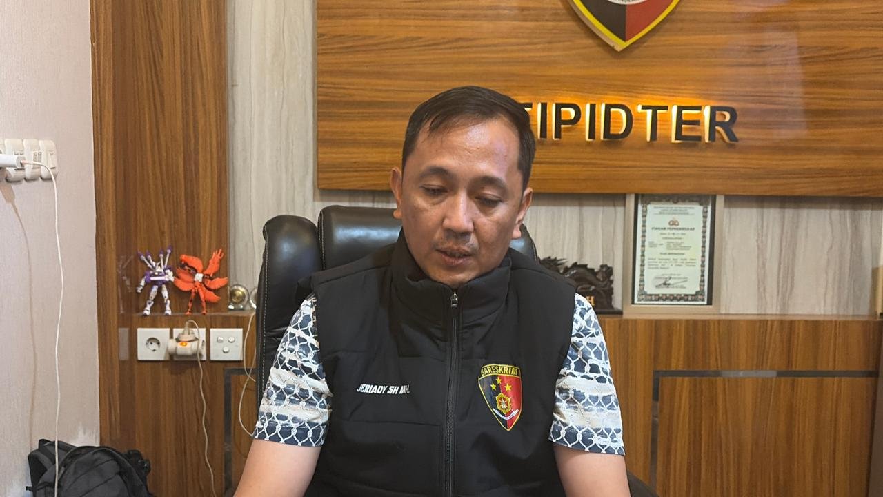 Tersangka Mencuri 4 Kartu Debit Teman hingga Rp341 Juta Ditangkap di Makassar 1 Tersangka Mencuri 4 Kartu Debit Teman hingga Rp341 Juta Ditangkap di Makassar