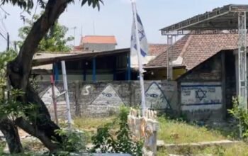 TNI Turun Tangan, Bendera Israel Buatan Sendiri Ditemukan di Rumah Warga Lamongan 6 TNI Turun Tangan, Bendera Israel Buatan Sendiri Ditemukan di Rumah Warga Lamongan