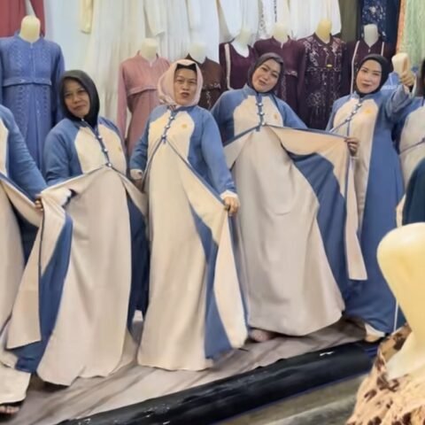 Video Ibu-Ibu Spill Tren Gamis 'Buka Pintu' Lebaran 2027 Jadi Viral di TikTok 12 Video Ibu-Ibu Spill Tren Gamis 'Buka Pintu' Lebaran 2027 Jadi Viral di TikTok