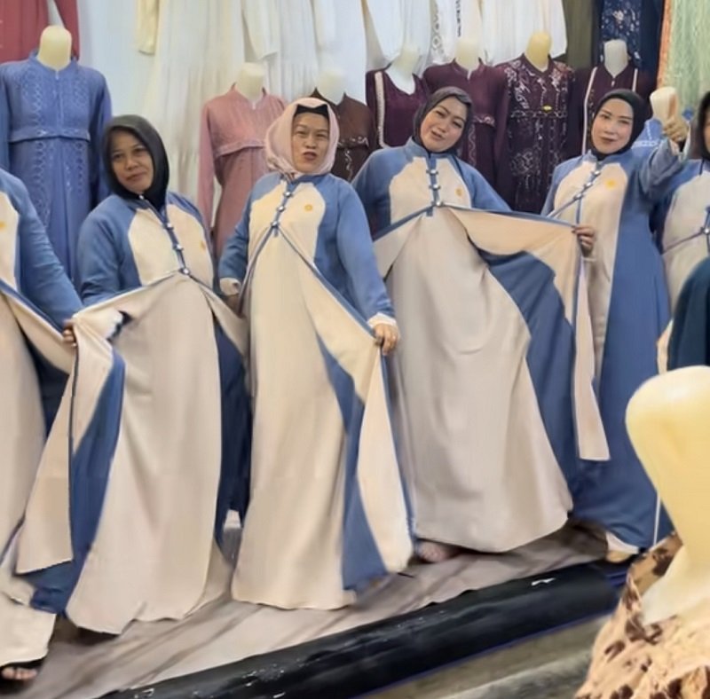 Video Ibu-Ibu Spill Tren Gamis 'Buka Pintu' Lebaran 2027 Jadi Viral di TikTok 1 Video Ibu-Ibu Spill Tren Gamis 'Buka Pintu' Lebaran 2027 Jadi Viral di TikTok