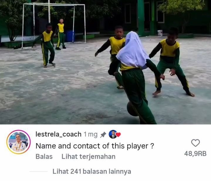 Viral Aksi Bocah Perempuan Main Bola di Sekolah, Dilirik Pelatih Timnas Futsal Putri 1 Viral Aksi Bocah Perempuan Main Bola di Sekolah, Dilirik Pelatih Timnas Futsal Putri