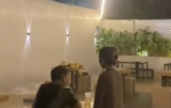 Perempuan di Video Pria Kehujanan di Medan Jelaskan Kronologi 4 Cuplikan video pria kehujanan di depan kedai mi di Medan