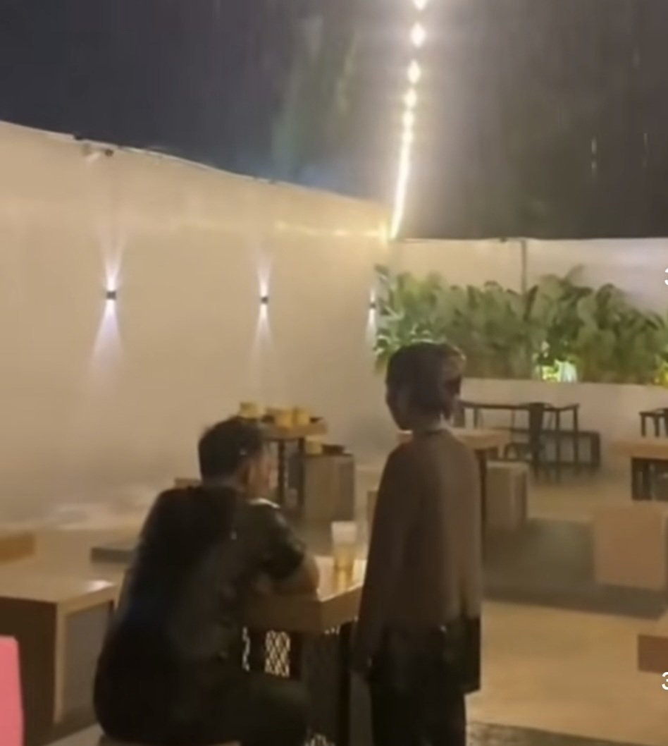 Perempuan di Video Pria Kehujanan di Medan Jelaskan Kronologi 1 Cuplikan video pria kehujanan di depan kedai mi di Medan