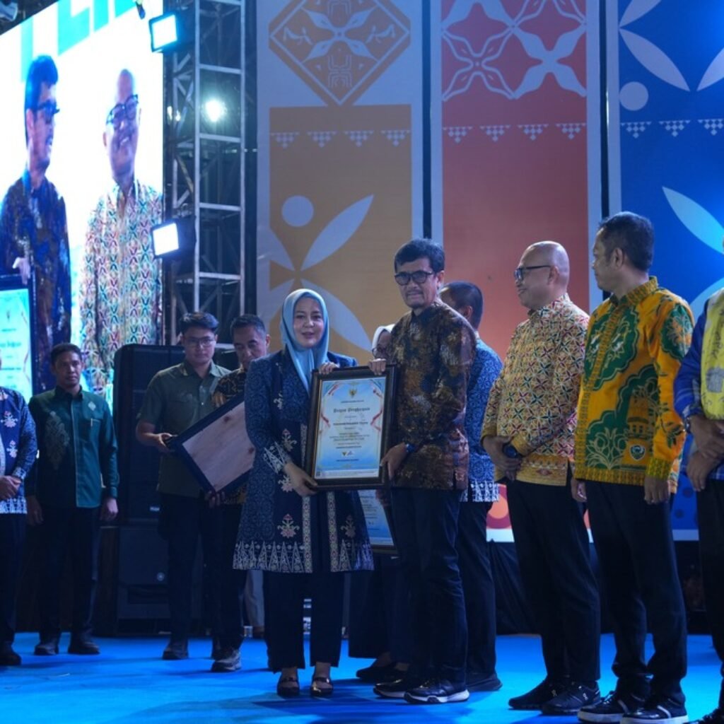 Wakil Gubernur Fatmawati Rusdi Dampingi Gubernur dan Menteri Koperasi dalam Peringatan Harkopnas ke-79 di Luwu Timur